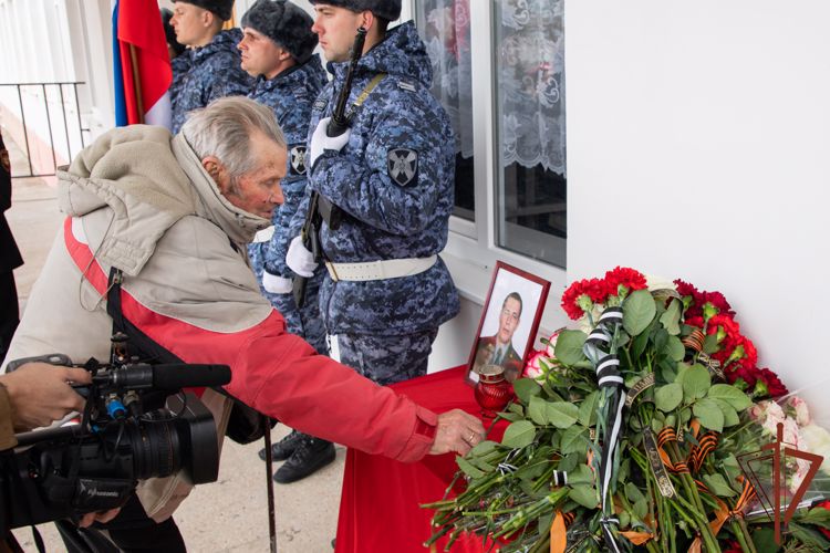 Память о погибших росгвардейцах - участниках СВО увековечена в Крыму