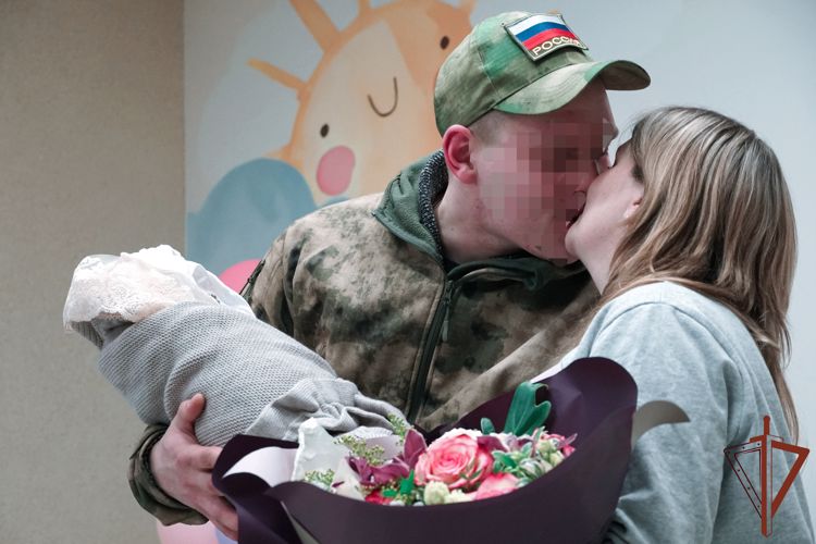 Росгвардеец - участник СВО встретил жену и новорождённого ребёнка из роддома в Архангельске (видео)