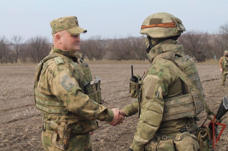 Торжественные награждения ко Дню войск национальной гвардии проходят на передовой (Видео)