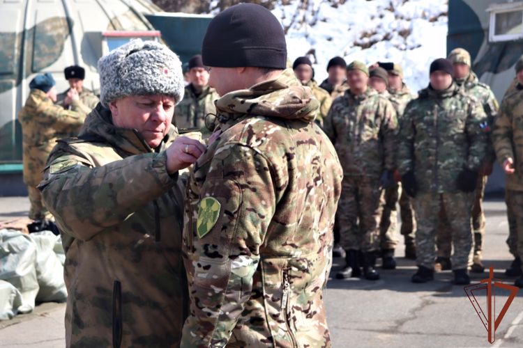 Замкомандующего Восточным округом Росгвардии вручил госнаграды спецназовцам в Приморье 