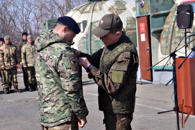 Замкомандующего Восточным округом Росгвардии вручил госнаграды спецназовцам в Приморье 