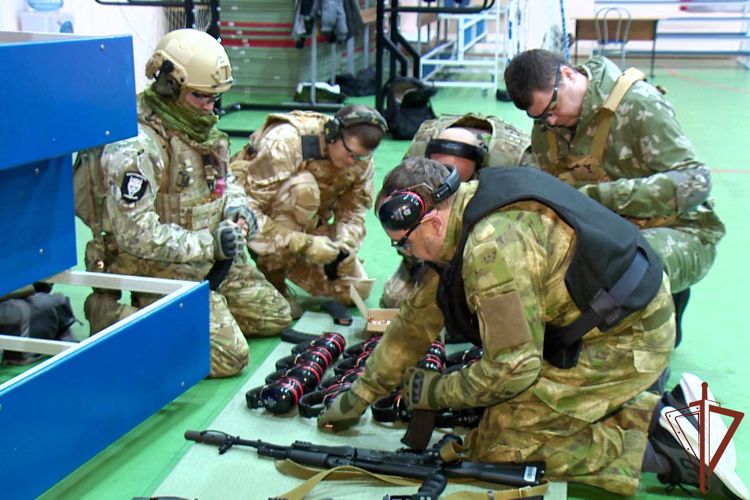 Офицеры Росгвардии проводят курсы начальной военной подготовки для ямальцев (видео)