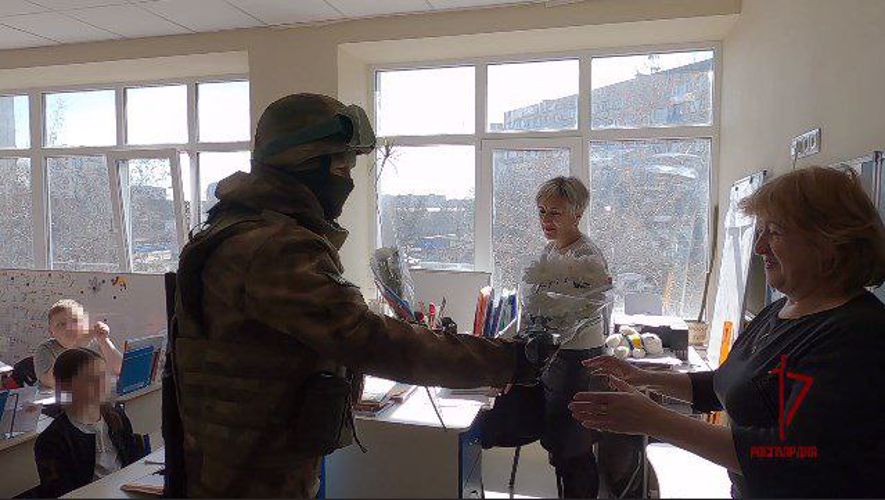 Росгвардейцы поздравили женщин с Международным Женским Днём в ДНР