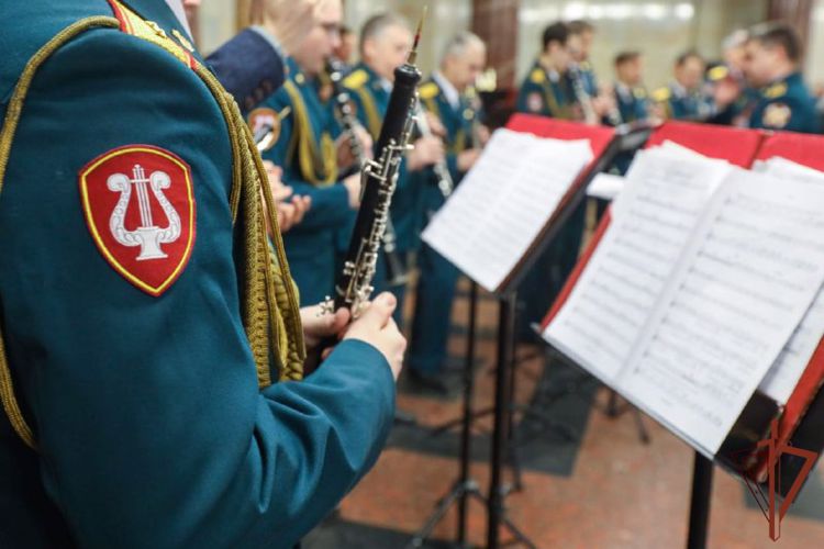 В Международный женский день музыканты Росгвардии выступили в московском метро