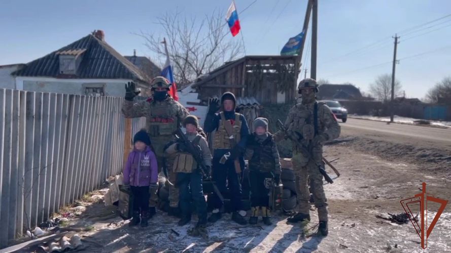 Юные патриоты, ежедневно провожающие росгвардейцев на боевые задачи в ЛНР, получили «сладкие боеприпасы»