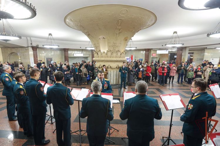 В Международный женский день музыканты Росгвардии выступили в московском метро