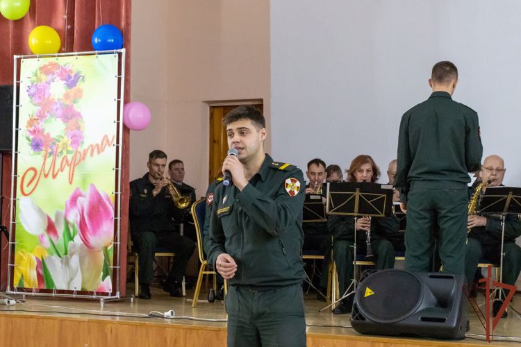 Концерт для беженцев из Донецкой и Луганской народных республик организовали росгвардейцы в Саратовской области (видео)