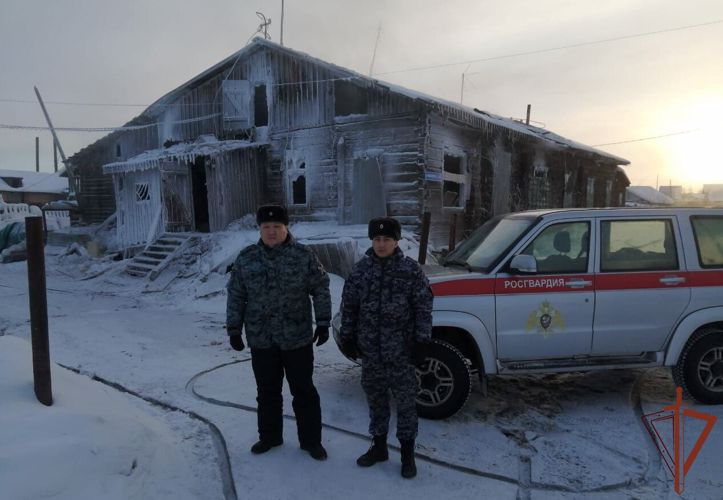 Восемь человек спасли росгвардейцы из горящего дома в Якутии 