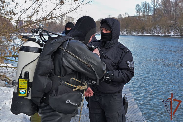 Водолазы Росгвардии провели учебные спуски на Москве-реке (видео)