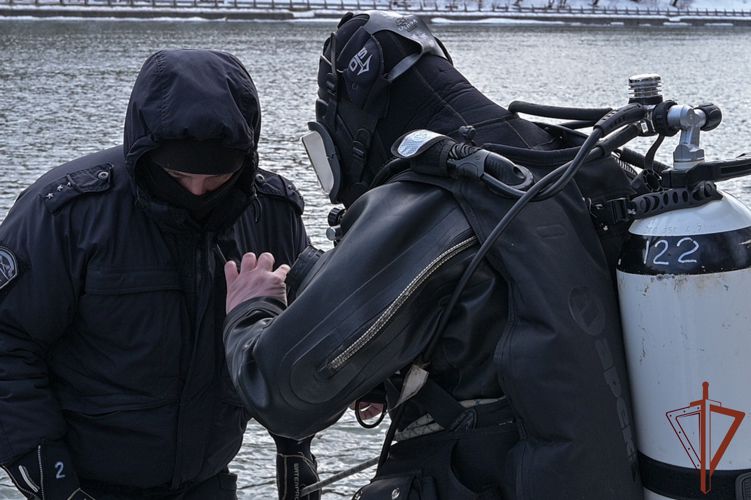 Водолазы Росгвардии провели учебные спуски на Москве-реке (видео)