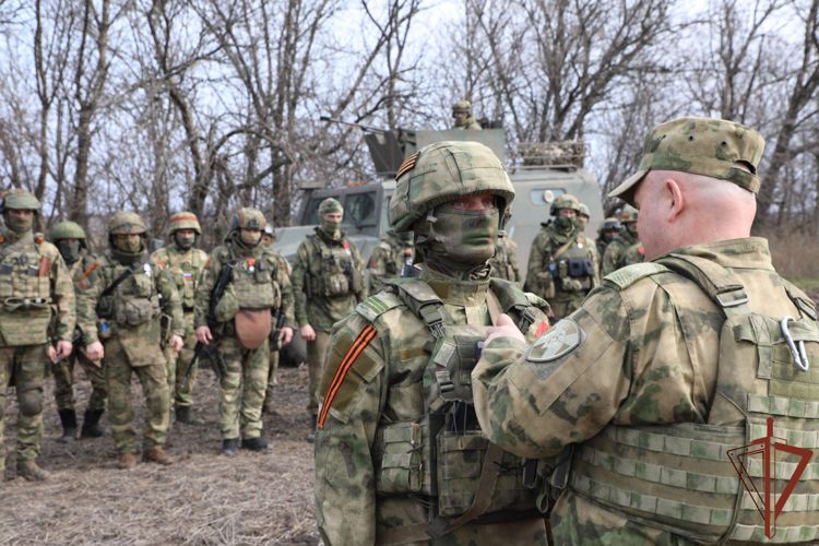 Торжественные награждения ко Дню войск национальной гвардии проходят на передовой (Видео)