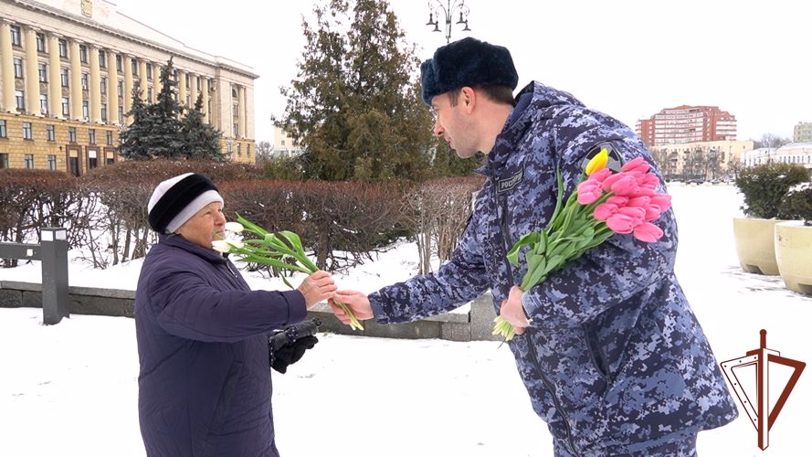 Прекрасных дам с предстоящим весенним праздником поздравили росгвардейцы в Пензе