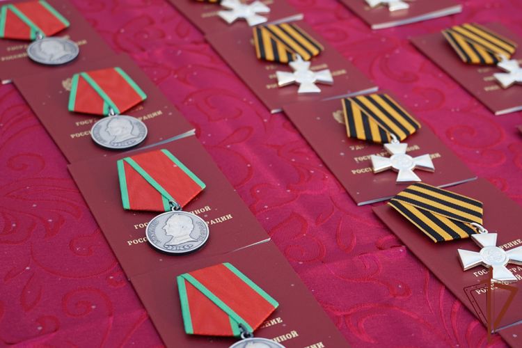 В Архангельске вручили государственные награды отличившимся в спецоперации росгвардейцам (видео)