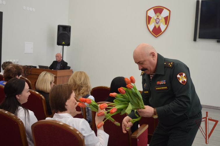  Женский коллектив военного госпиталя поздравил Ансамбль песни и пляски Уральского округа Росгвардии 