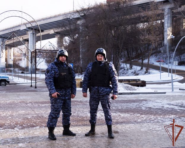 Потерявшему сознание мужчине оказали помощь росгвардейцы в Воронеже  