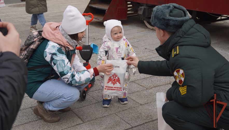  Концерт для жителей Саратова провели росгвардейцы в День добрых дел