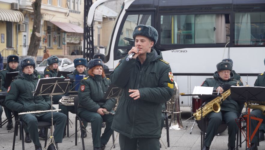  Концерт для жителей Саратова провели росгвардейцы в День добрых дел