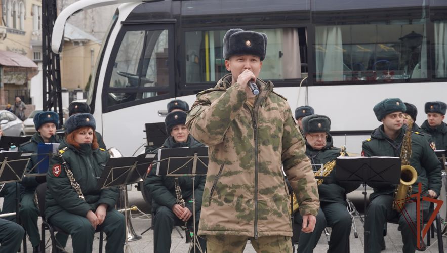  Концерт для жителей Саратова провели росгвардейцы в День добрых дел