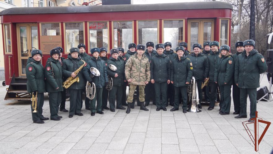  Концерт для жителей Саратова провели росгвардейцы в День добрых дел