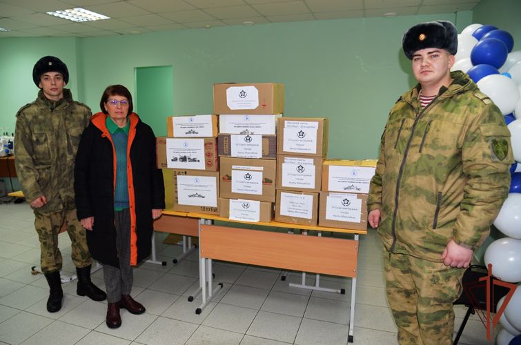 Посылки в район спецоперации помогли собрать росгвардейцы Югры