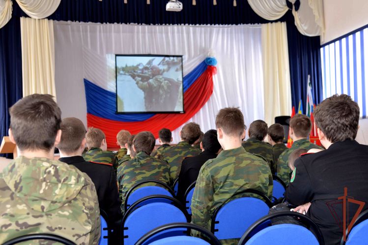 Школьники из Кургана написали письма росгвардейцам — участникам спецоперации