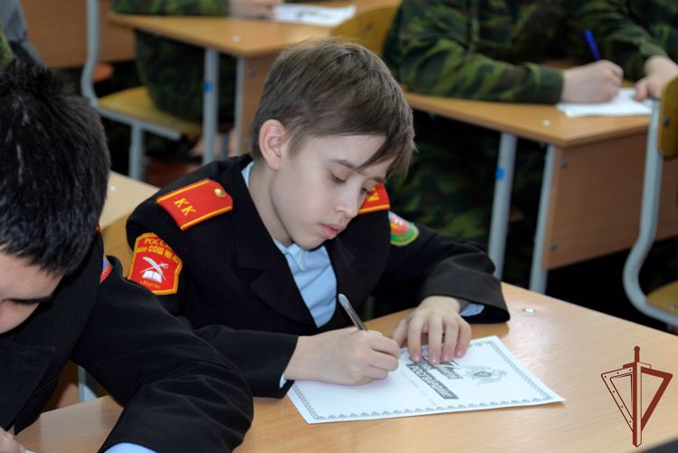 Школьники из Кургана написали письма росгвардейцам — участникам спецоперации