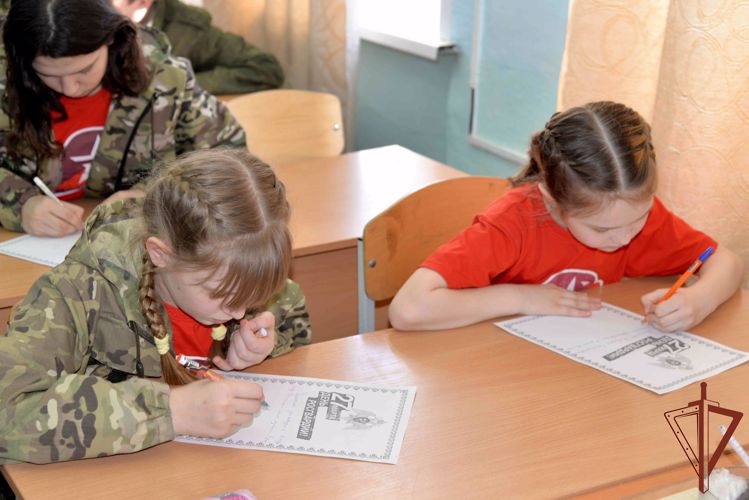 Школьники из Кургана написали письма росгвардейцам — участникам спецоперации