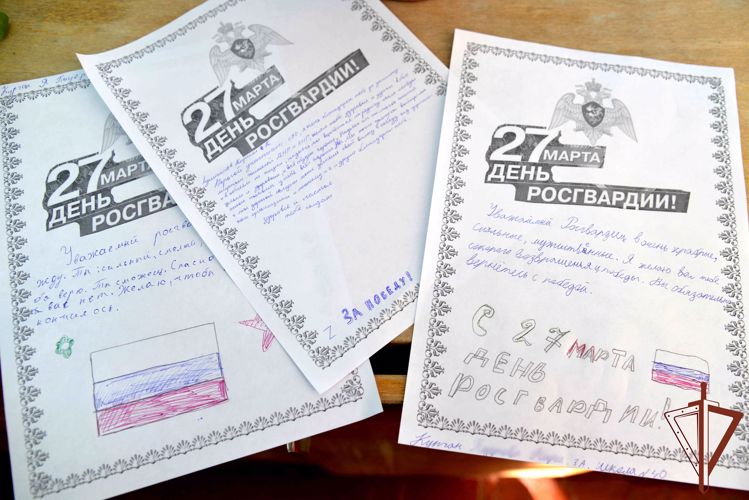 Школьники из Кургана написали письма росгвардейцам — участникам спецоперации