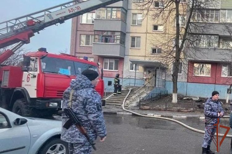 Двадцать человек спасли из огня росгвардейцы в Белгородской области