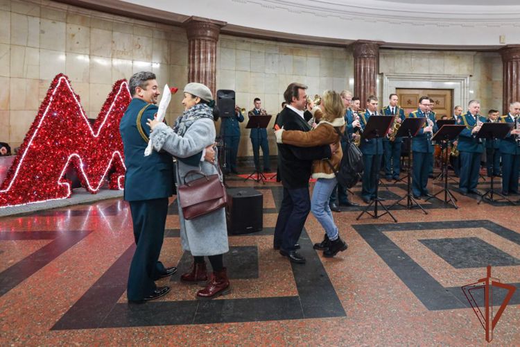 В Международный женский день музыканты Росгвардии выступили в московском метро