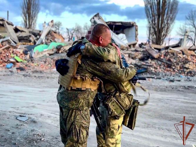 В преддверии Дня войск национальной гвардии в Запорожской области состоялась долгожданная встреча отца и сына – росгвардейцев (ВИДЕО)