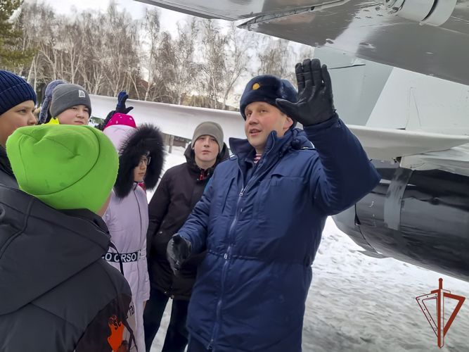 В Сибири подразделения авиации Росгвардии отметили 45-ю годовщину 