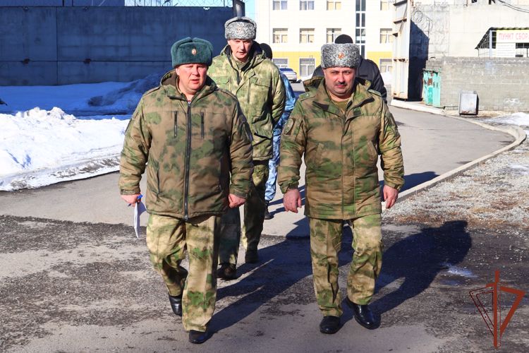 Замкомандующего Сибирским округом Росгвардии в Республике Алтай проверил состояние техники и вооружения в тероргане  