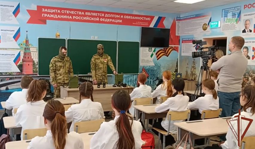 Росгвардейцы Уральского округа поздравили женщин с 8 марта