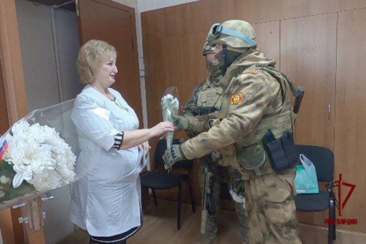 Росгвардейцы поздравили женщин с Международным Женским Днём в ДНР