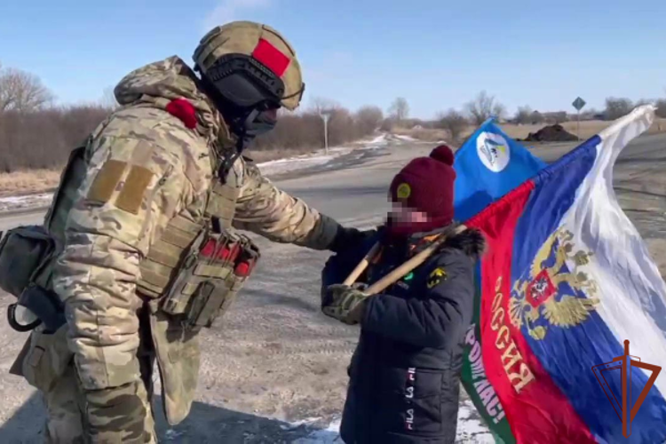 Юные патриоты, ежедневно провожающие росгвардейцев на боевые задачи в ЛНР, получили «сладкие боеприпасы»