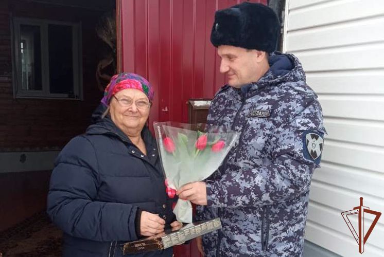В канун 8 марта росгвардейцы Сибири поздравили матерей, вдов и дочерей погибших товарищей