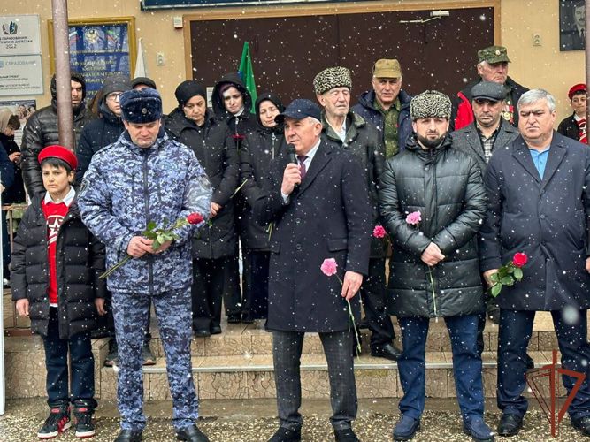 В Дагестане установили мемориальную доску в память о погибшем росгвардейце