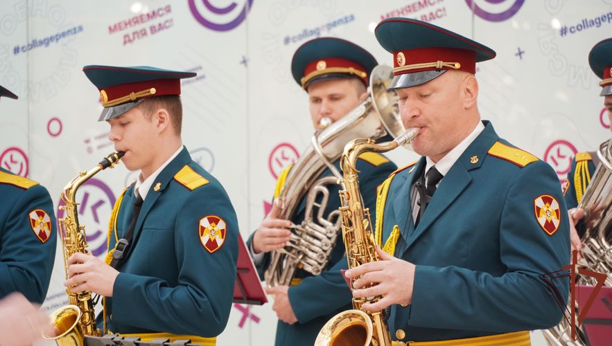 Военный оркестр Росгвардии выступил с мини-концертом в одном из торговых центров Пензы
