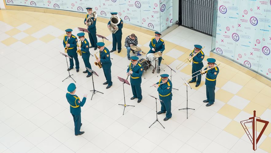 Военный оркестр Росгвардии выступил с мини-концертом в одном из торговых центров Пензы