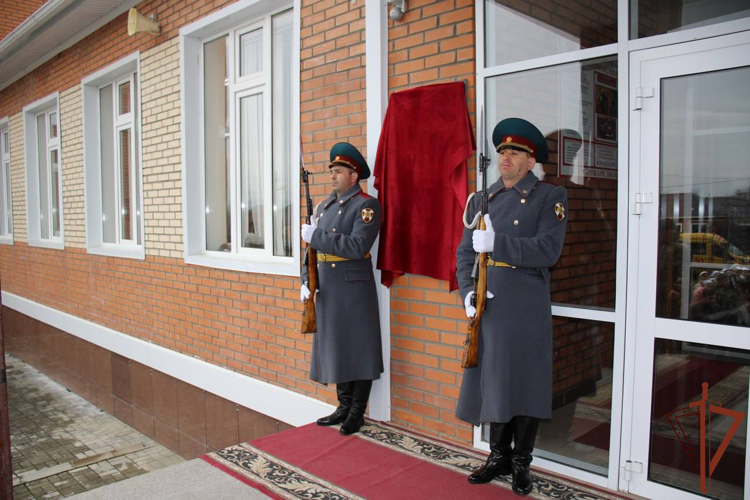  Мемориальные доски в память о сотрудниках Росгвардии установили в Чеченской Республике