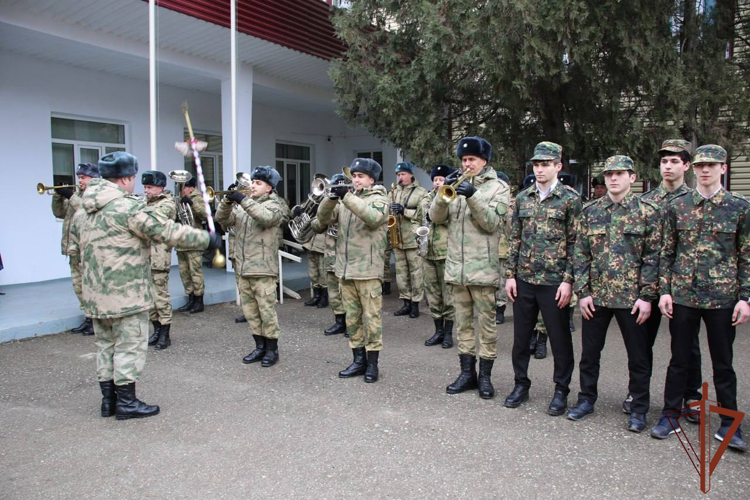 Мемориальные доски в память о сотрудниках Росгвардии установили в Чеченской Республике