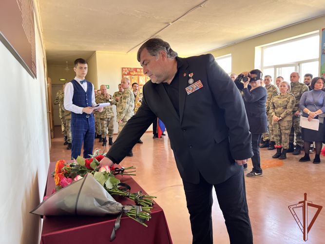   Во Владикавказе открыли памятный стенд погибшим росгвардейцам