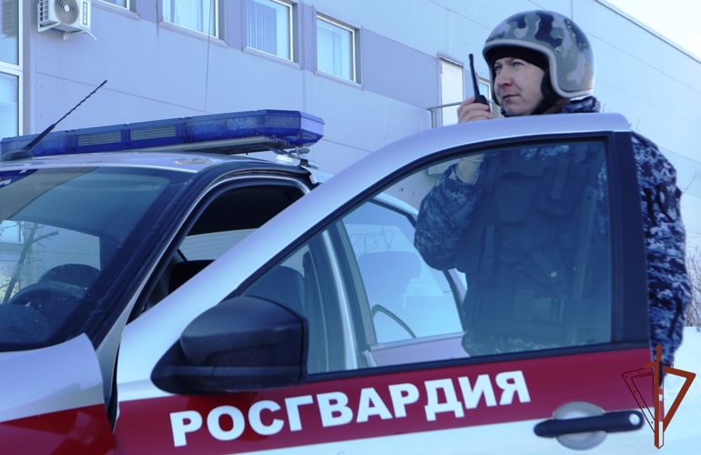 В Тюмени росгвардейцы оказали содействие МЧС при ликвидации возгорания в жилом доме 