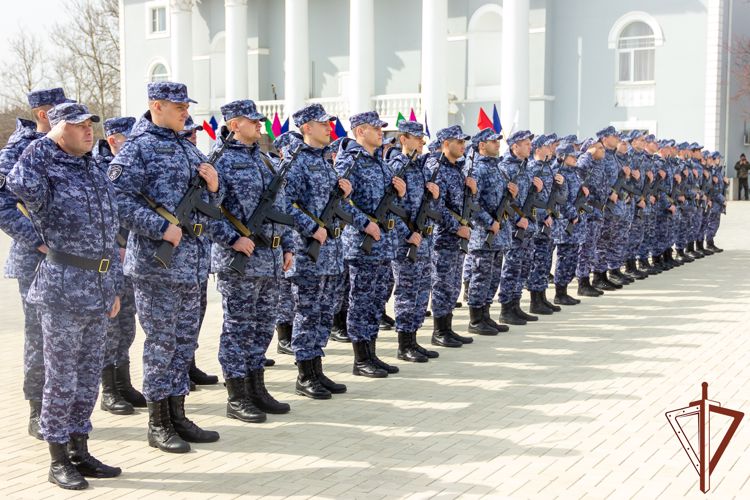 В Темрюке молодые сотрудники Росгвардии приняли присягу на верность Российской Федерации (видео)