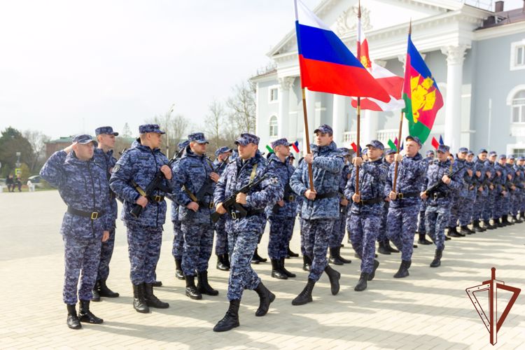 В Темрюке молодые сотрудники Росгвардии приняли присягу на верность Российской Федерации (видео)