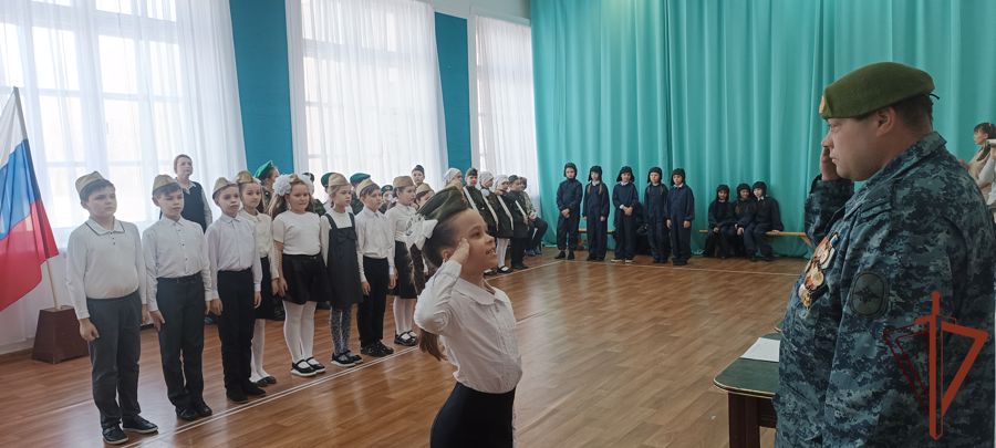 На Урале со школьниками провели патриотические мероприятия (видео)