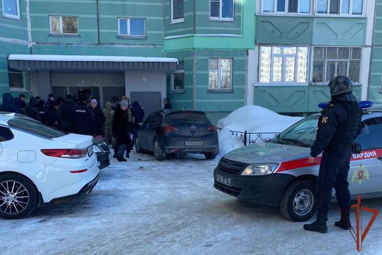 ОМОН Росгвардии в Нижневартовске оказал содействие в задержании открывшего стрельбу в жилом доме мужчины