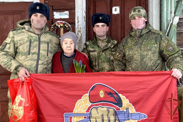 Помощь пожилой одинокой женщине оказали военнослужащие архангельского отряда «Ратник» СЗО Росгвардии