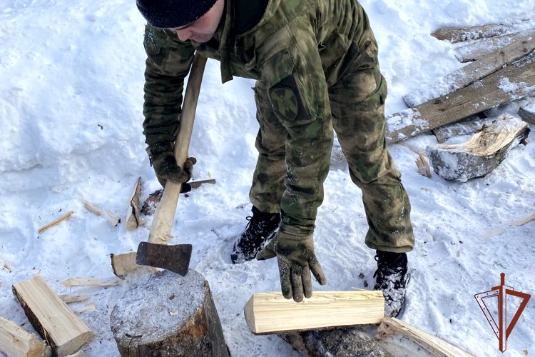 Помощь пожилой одинокой женщине оказали военнослужащие архангельского отряда «Ратник» СЗО Росгвардии  